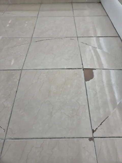 바닥타일 부분교체 금 간 바닥타일 부분교체 작업 전