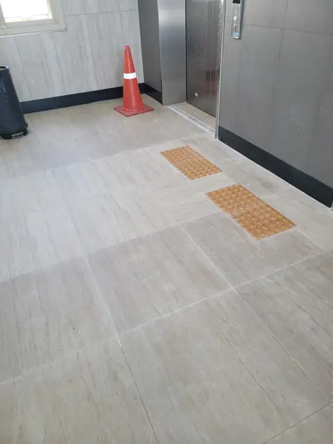 바닥타일 들뜸 수리 관련 통로 바닥타일 수리 작업 사진